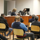 Cuatro de los seis acusados de traficar con drogas, en el juicio celebrado en la Audiencia de Lleida este miércoles.
