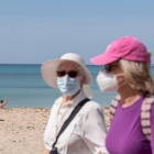 El Govern balear interpreta que la màscara no és obligada a la platja per als convivents