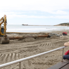 Una dona observant els treballs de regeneració de la platja de la Pineda (Vila-seca).