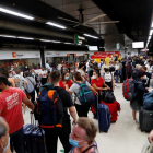 Aglomeración de viajeros ayer por la mañana en Barcelona Sants.