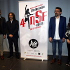 Josep Maria Pons y Antoni Tolmos, del No Surrender Festival, con el alcalde de Mollerussa, Marc Solsona, y la concejala de Cultura, con el cartel de la 4.ª edición.