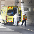 Una ambulància deixant un malalt ahir a l'Arnau.