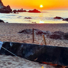 Tiran al suelo el misterioso monolito que apareció en una playa de la Costa Brava 