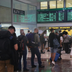 Diversos passatgers de Rodalies fent cua davant els mostradors d'informació a l'estació de Sants de Barcelona.