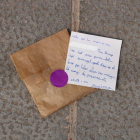 Imagen de la carta de Mariona y el sobre con el dinero donado. 