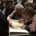 Dos mujeres revisan los 'papeles de Salamanca' recuperados, en el acto de entrega del 3 de diciembre de 2015.