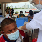 Un home rep una dosi de la vacuna contra la covid-19 a Colòmbia.