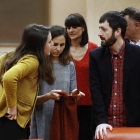 La diputada de Podemos Irene Montero conversa con varios diputados en el Congreso.