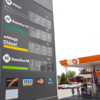 Panel de precios de los combustibles en una gasolinera.