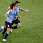 Luis Suárez i Edinson Cavani celebren el gol amb què Uruguai aconseguia el liderat de grup.