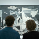 Dos visitantes del Museo Nacional Centro de Arte Reina Sofía, frente al ‘Guernica’ de Picasso.