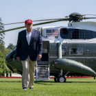 Donald Trump desembarcando del Marine One en la Casa Blanca.