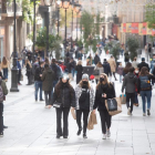 Una zona comercial de Barcelona llena de gente los días previos a Nochebuena.