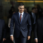 Sánchez, ahir a Madrid, amb el secretari de Transports, Pedro Saura, i el ministre Ábalos.