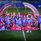 El Barça Femení celebra el doblete  -   El equipo que dirige el leridano Lluís Cortés celebró anoche el doblete de Liga de Campeones y Liga con una goleada (8-0) al Athletic, ante el que logró su victoria número 27 en igual número de partid ...
