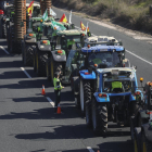 Los tractores se adueñaron ayer de la A-4 a su paso por la localidad sevillana de Carmona.