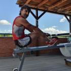 Xavi Miralles, piragüista de la selecció espanyola de descens, amb un invent propi a la seua piscina. Rafa Herrera ha optat per adquirir un Kayak Ergometer.