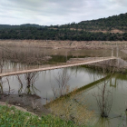 El puente de la Palanca de Bassella, fuera de uso, ha quedado al descubierto por falta de agua.