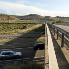 El pont de la LV-7023 que creua l'AP-2 a Castelldans, on es podria crear un accés ràpid a l'autopista.