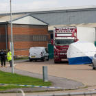 La autoridades británicas trabajando en el polígono donde el camión fue parado.