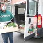 Un repartidor del Grup Aragonés entrega una comanda a domicili de fruites i verdures, ahir.