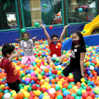 Varios niños volvieron a disfrutar ayer del ‘chiquipark’ de Lleida ‘Mamba Parc’.