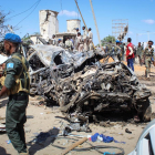 Militars somalis patrullen al lloc de l’atemptat, ahir, a Mogadiscio.