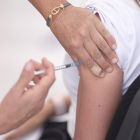 Un sanitari administra una vacuna contra la covid-19.