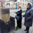 Dos veïnes, al costat del monument sense el bust, que ahir estava en dependències municipals.