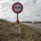 Una ofrenda floral situada después del cruce de Corbins, en la carretera C-12. 