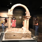 Tres joves ahir davant del baptisteri paleocristià de Bovalar de Seròs, que es conserva al Museu de Lleida.