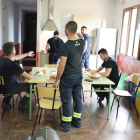 Bomberos de Seròs haciendo guardia ayer en el albergue municipal porque el parque está cerrado.