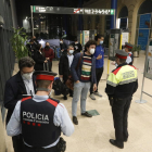 Policías solicitando la documentación a pasajeros que llegaron ayer por la tarde a Lleida en AVE.