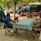 Un grupo de jóvenes que han llegado el viernes al Camping de la Vall d'Àger para pasar unos días de vacaciones.