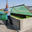 Àngel Porta, soci de l’empresa, mostra les llenties d’aigua a les instal·lacions de Vila-sana.