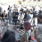 En la imagen, Vergés atiende a los medios frente al hospital Arnau de Vilanova, junto a la delegada de Salud, Divina Farreny.