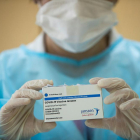 Una enfermera muestra una caja de la vacuna contra la covid-19 de los laboratorios Janssen