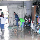 Veïns i equips d’emergència es van coordinar per netejar les zones afectades.