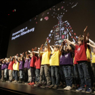 Un centenar de niños y niñas del Orfeó Lleidatà pusieron voz ayer a la clausura de Animac en el Teatre de la Llotja. 