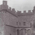 Fotografies que mostren les celebracions i el dia a dia dels veïns, que giraven entorn del Castell de Ribelles.