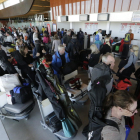 Viatgers del turoperador suec Quality Travel, ahir a l’aeroport d’Alguaire.