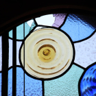 Vidriera de la Casa Batlló, en què els emplomats trencats són originals del 1906 i recentment restaurats.