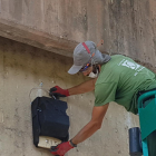 Un operario instalando una de las cajas en el Parc del Riu.