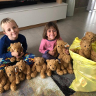 NIños del Joan XXIII con los osos de peluche solidarios. 