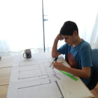 Un estudiant de cicle superior dibuixa el plànol de casa seua.