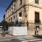 Imagen de las obras contra posibles desprendimientos en la fachada del ayuntamiento de Les Borges.