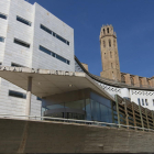Vista exterior del Palau de Justícia de Lleida, con la Seu Vella de fondo.