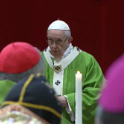 El papa Francesc, durant l’eucaristia posterior a la reunió contra els abusos sexuals a l’Església.