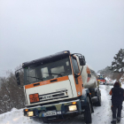Vista del camión accidentado ayer en la carretera de Vilamòs.
