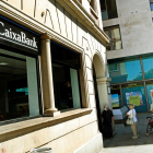 Una oficina de CaixaBank al costat d’una de Bankia a Barcelona.